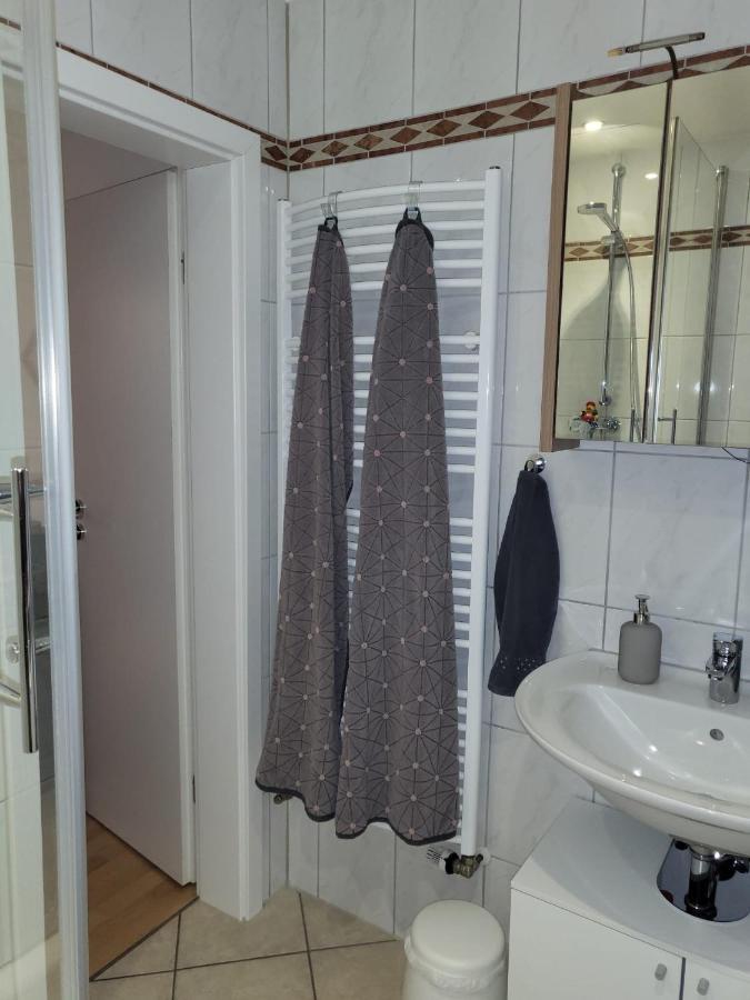 Tritt Ein Bring Glueck Herein - Exquisite 75 Qm - Messenaehe - Parkplatz - Flughafennaehe Dusseldorf Bagian luar foto