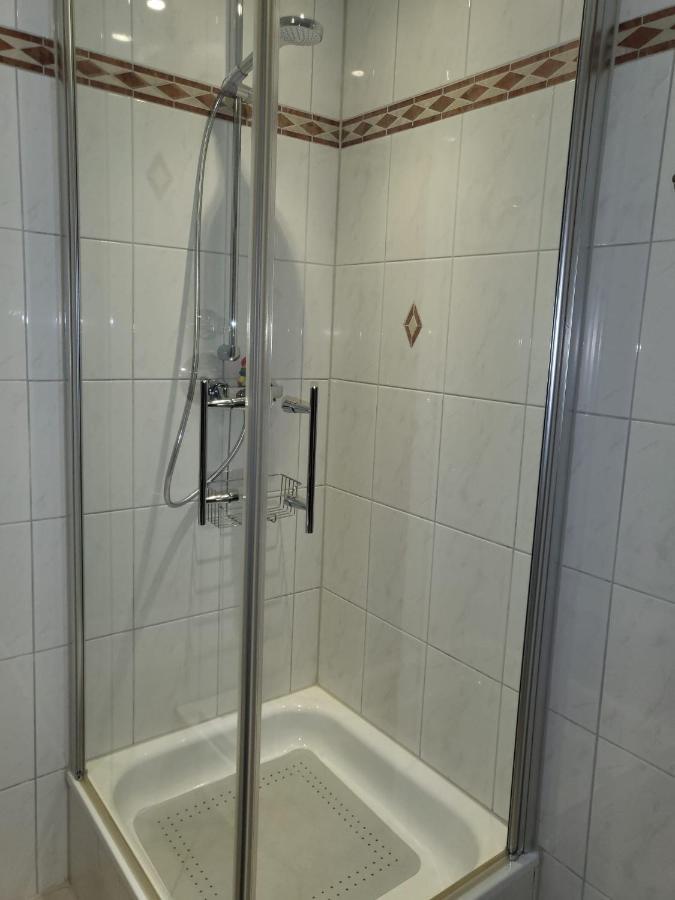 Tritt Ein Bring Glueck Herein - Exquisite 75 Qm - Messenaehe - Parkplatz - Flughafennaehe Dusseldorf Bagian luar foto